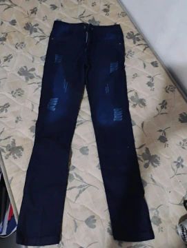 Calça Jeans Azul Escuro com Detalhes Desfiados