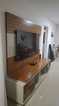 Painel tv com rack detalhes em laca bege