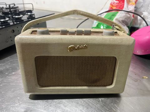 Rádio Portátil Vintage Roberts - Perfeito para Colecionadores!