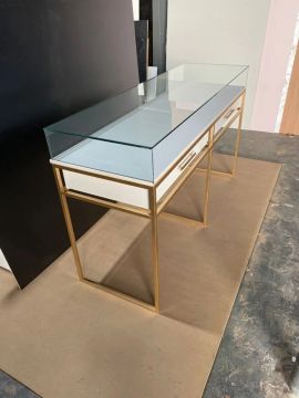 Mesa com duas gavetas e vidro 