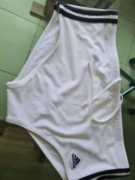 Sungas Adidas brancas com detalhes em preto