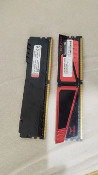 2 Memória RAM 8GB CADA DDR4 hyperX e TEAMGROUP - Funcionando
