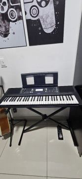 teclado Yamaha PSR e373, acompanha pedal de sustain e suporte.