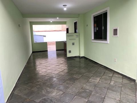 Casa  ampla e independente.