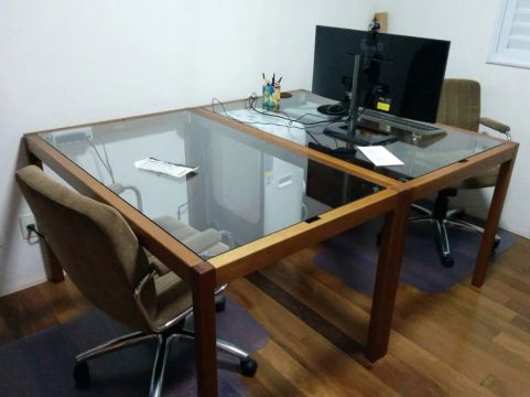 Mesa de Escritório TOK&STOK em Madeira com Tampo de Vidro