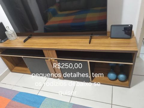 Rack para TV com detalhes em madeira