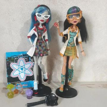 Bonecas Cleo de Nile e Ghoulia Yelps (mad Science) monster  high