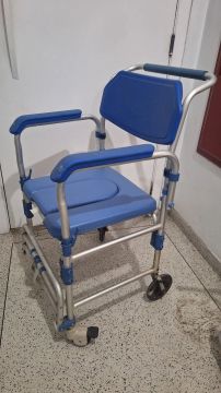 Cadeira de Banho com Rodas