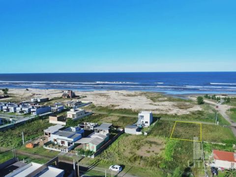 TERRENO PÉ NA AREIA COM 360m² OPORTUNIDADE DE INVESTIMENTO