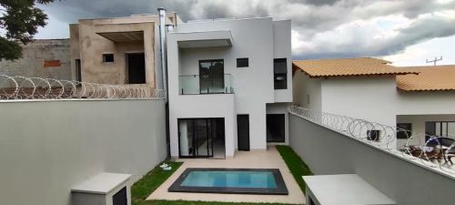 Vende-se sobrado com 3 suítes no Bairro Santa Rosa em Cuiabá MT 