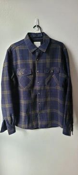 Camisa em sarja xadrez, tecido grosso.