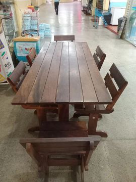Mesa de Jantar de Madeira Maciça