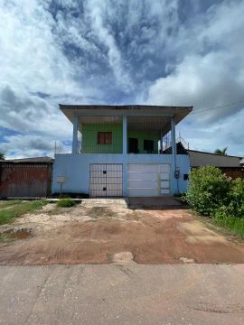 Casa a venda, com 2 andares, 4 quartos  Confortável