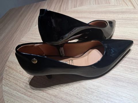 Sapatos de salto preto