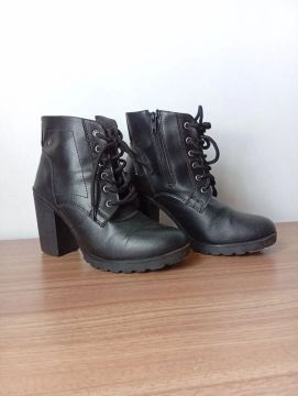 Bota pretas de cano curto