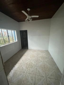 Casa de fundos no jóquei clube 2 dormitórios 