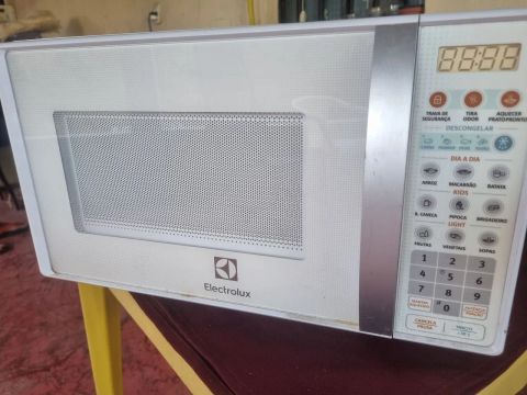 Micro-ondas Electrolux 20L 220V - Funcionando (Sem Prato)