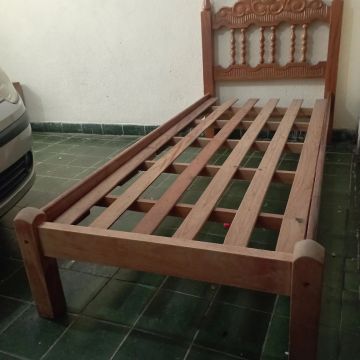 Vendo cama de solteiro 
