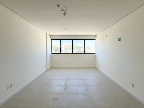 Sala comercial novinha no coração da cidade para venda