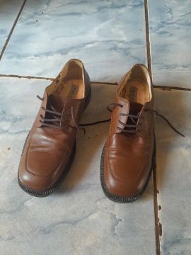 Sapatos marrons de couro