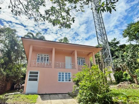 Casa com amplo terreno e árvores frutíferas em rua tranquila no Rio Tavares