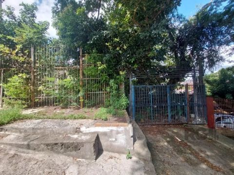 Terreno localizado no Bairro Partenon, com 11 metros de frente e 42 metros de comprimento,