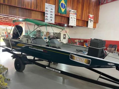 VENDO-SE BARCO