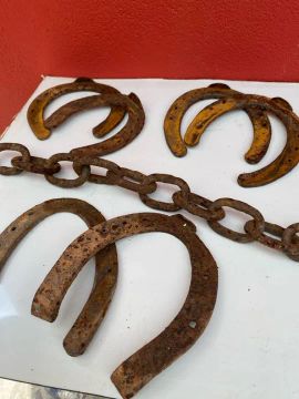 Ferraduras e corrente antiga 