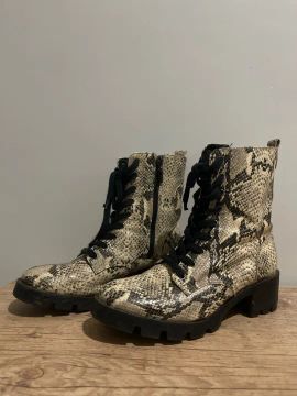 Botas de Couro Schutz Estilo Militar