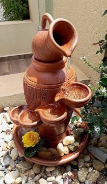 Fonte de água decorativa em barro 
