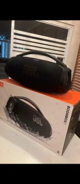 Vende-se caixinha de som boombox3, funciona perfeitamente e está em ótimo estado. 
