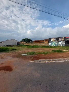 Vendo lote comercial, em Avenida pista dupla, Jardim Itaipú, de esquina 575 metros.