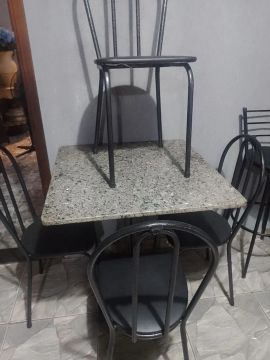 Mesa de Granito com Cadeiras - Ótimo estado!