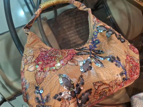 Bolsa de Ombro com Detalhes em Paetês