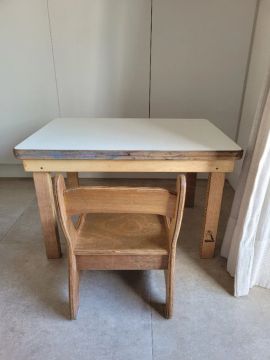 Mesa tipo escrivaninha e cadeira infantil em madeira e fórmica