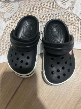 Sandálias Crocs Preta Bebê - Tamanho Pequeno