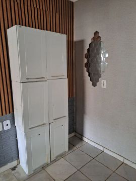 Armário de cozinha branco em ótimo estado