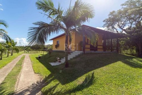 Sítio em Belém Novo, cercado - com casa de 3 dormitórios, sala living 2 ambientes, lareira