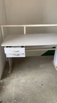 Mesa de Escritório com Gaveta