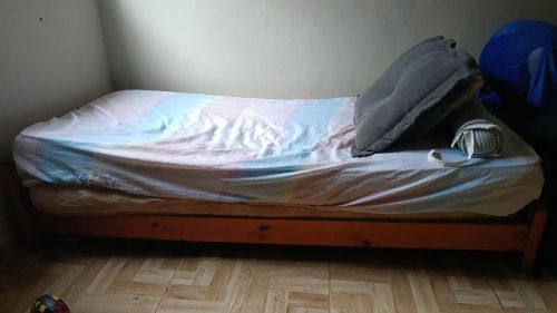 Cama de solteiro em madeira vendo ou troco