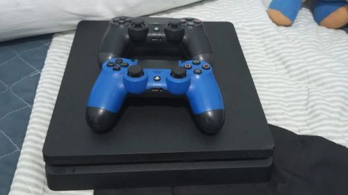 Playstation 4 com 2 controles
