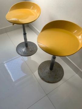 Duas banquetas amarelas regulável