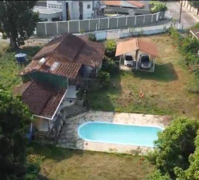 Casa com piscina e garagem em condomínio fechado