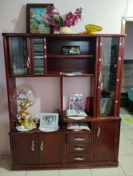 Rack de madeira com prateleiras e portas