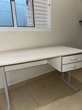 Escrivaninha branca com duas gavetas