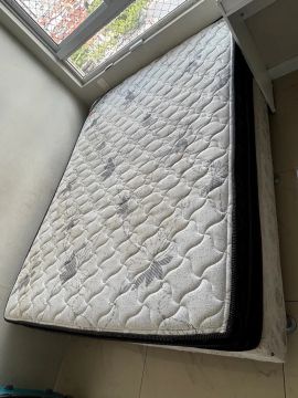 Cama Box casal com detalhe em matelassê