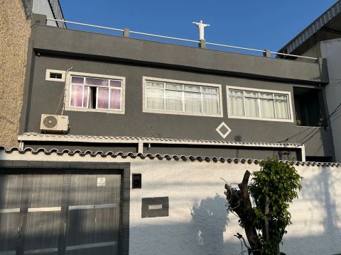 Duas casas a venda - a de cima 3 quartos um com suite e a debaixo com dois quartos .