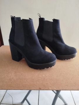 Bota Chelsea preta de salto alto H&M Tam.39