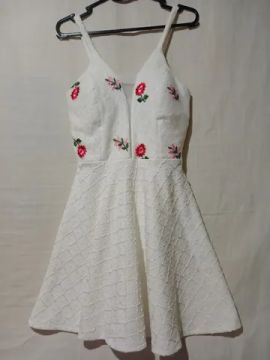 Vestido de renda bordada 