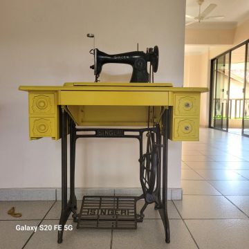Máquina de Costurar Singer Antiga com Gaveteiro